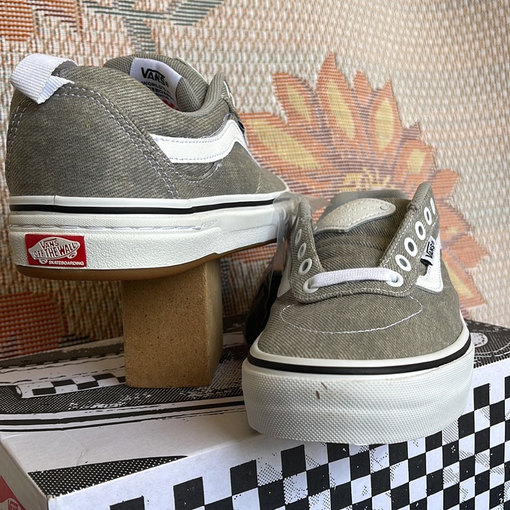 Vans WMNS Kyle Walker (Denim) Gray/White
VN0A5JIE9BM
Sneakers - athletic shoes - Picture 10 of 16